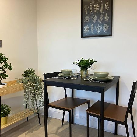 Magnificent Refurbished 1 Bed Flat Few Steps To High St ! - 4 East House Apartment Епсъм Екстериор снимка